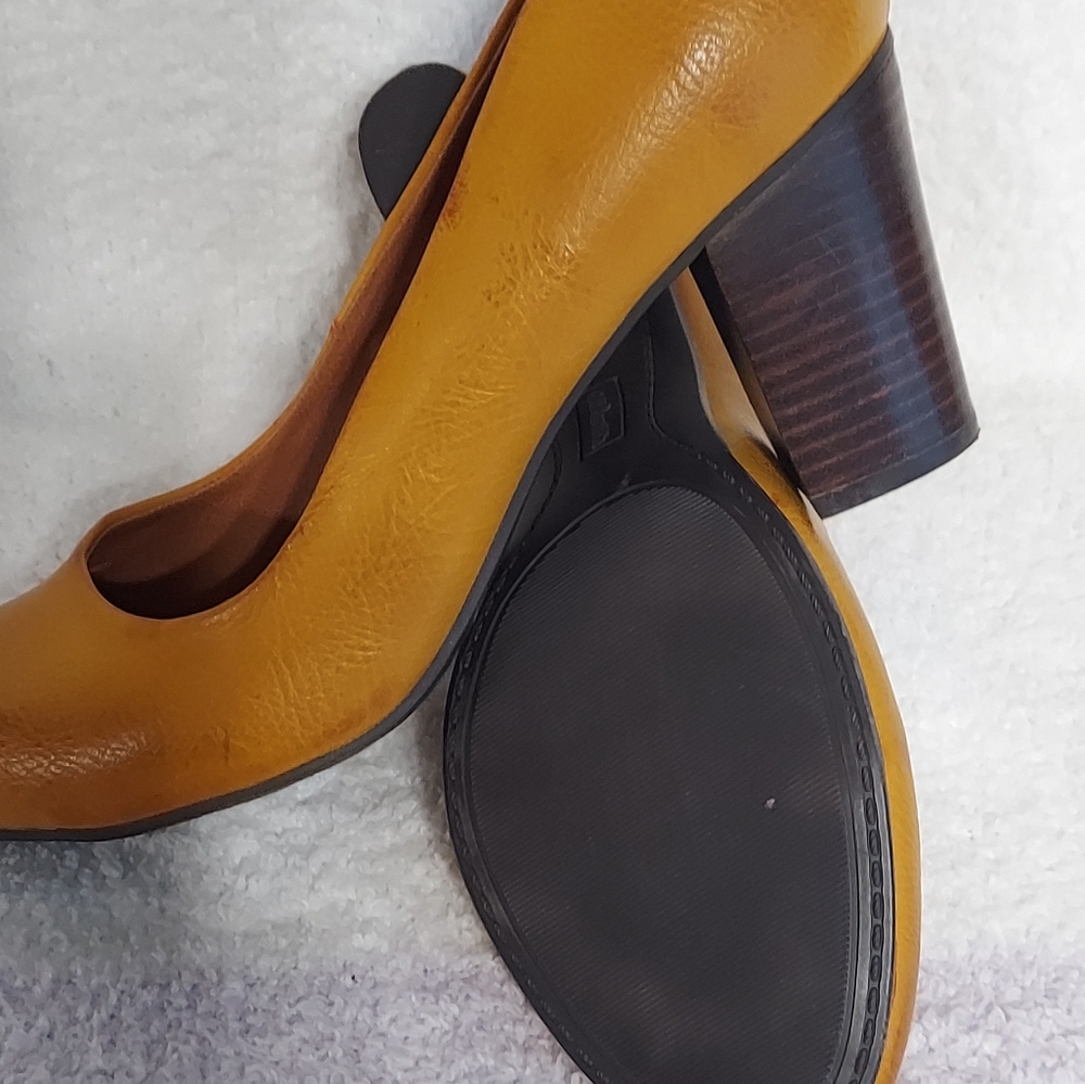 Soft leather pumps